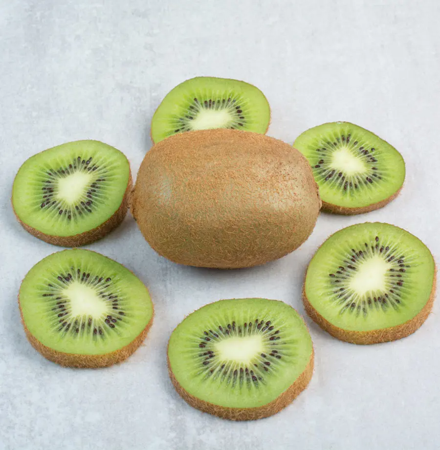 How To Eat A Kiwi? Tips on Peeling, Cutting and Recipes